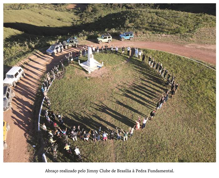   4 z 10: Fim de Tarde na Pedra Fundamental A imagem mostra um Obelisco que possui forma piramidal de base quadrada com 3, 75 cm de altura. As suas faces estão orientadas pelos pontos cardeais. Na placa comemorativa seguem-se as inscrições: Sendo Presidente da República o Excelentíssimo Senhor Dr. Epitácio da Silva Pessoa, em cumprimento ao disposto no decreto n.º 4.494 de 18 de janeiro de 1922, foi aqui colocada em 07 de setembro de 1922 ao meio-dia, a Pedra Fundamental da Futura Capital Federal dos Estados Unidos do Brasil. No topo da forma piramidal, a lua cheia ilumina a pedra fundamental. Realização: Academia Planaltinense de Letras, Artes e Ciências (APLAC), pelo Ecomuseu Pedra Fundamental e pelo Coletivo Nativo Audiodescrição produzida  pelo Instituto de Promoção das Pessoas com Deficiência Visual Audiodescritora: Elma Lúcia Rodrigues Consultor: Fernando Rodrigues Este projeto é promovido com recursos do Fundo de Apoio a Cultura do DF